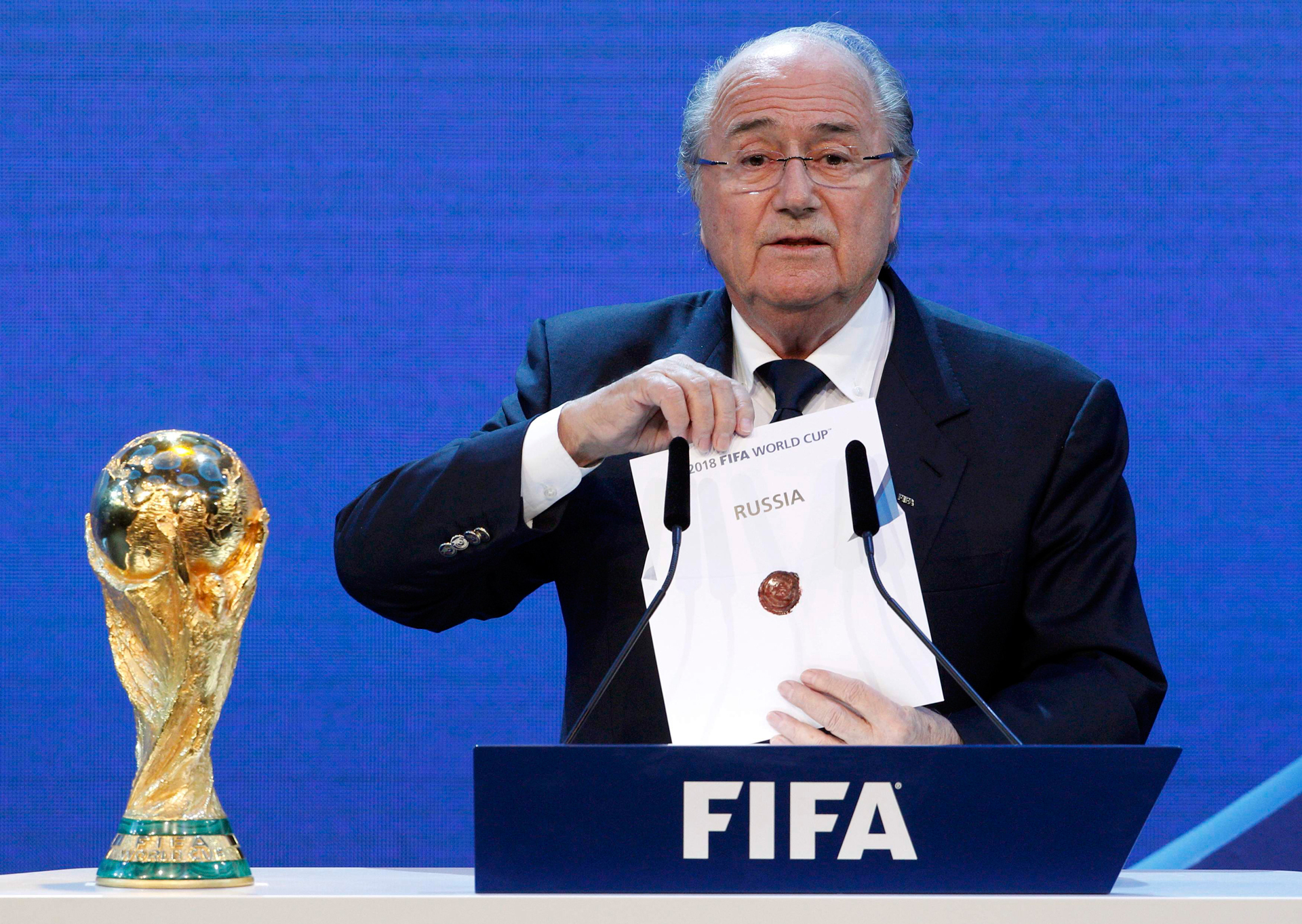 Оглашение результатов голосования президентом ФИФА Йозефом Блаттером